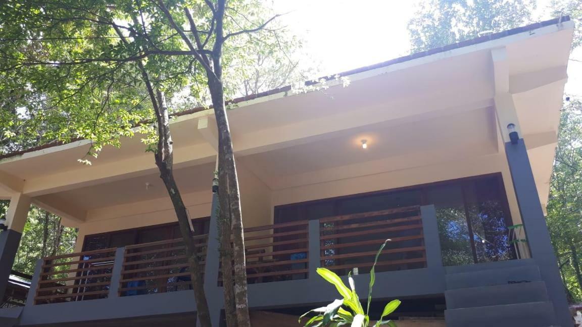 Homestay Pele's Place *